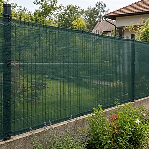 Plasa verde montata pe gard